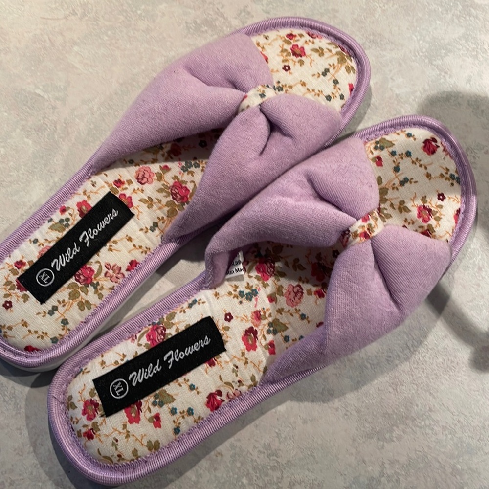 NWOT Wild Flowers slippers